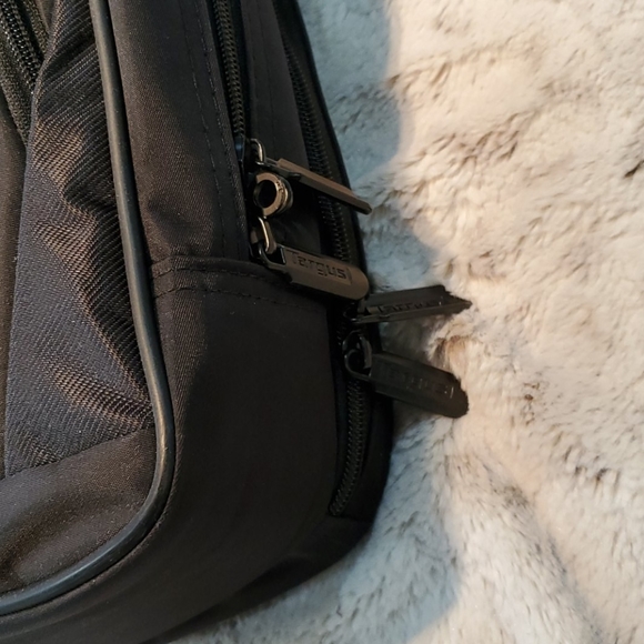 Targus Black Laptop Chromebook Double Case w Pockets and Shoulder Strap - Picture 5 of 6